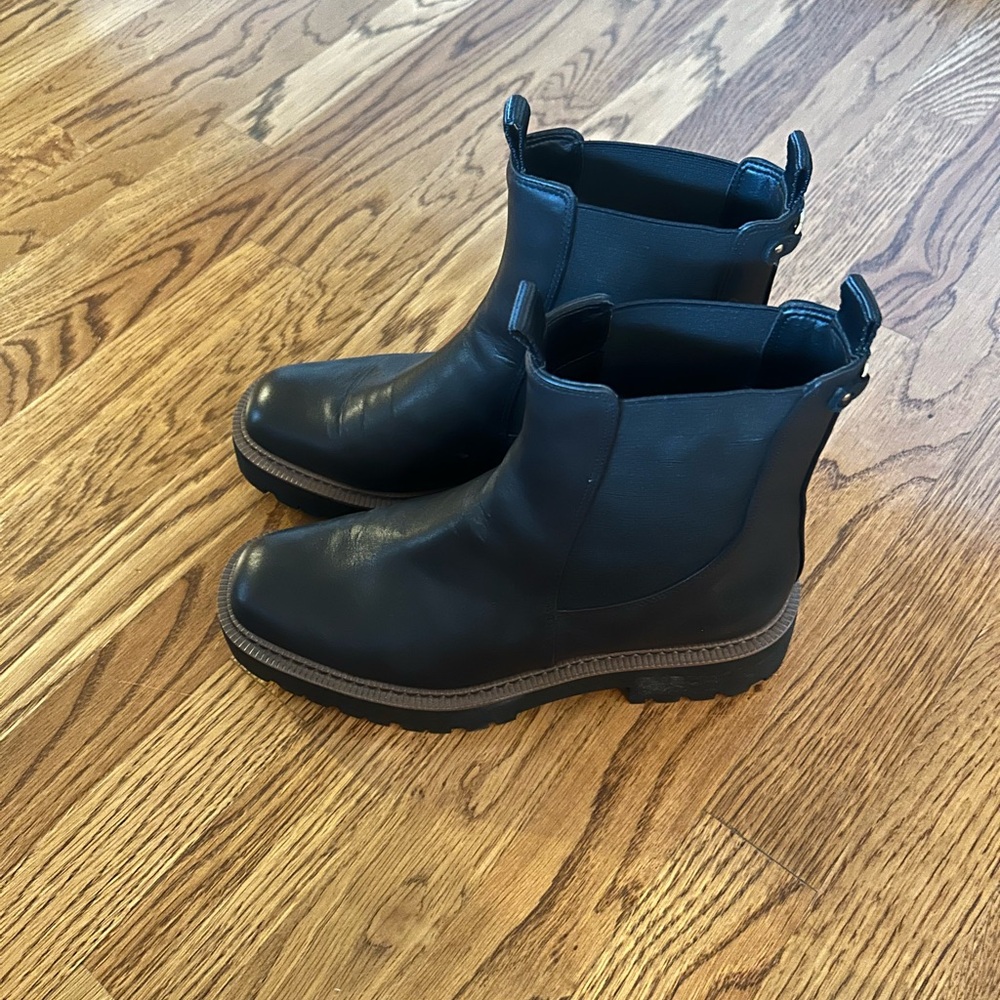 Like new women’s Black Chelsea Boot with Lug Sole